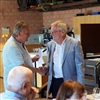 Erich Schärer gratuliert neuem Ehrenmitglied Hans Jud